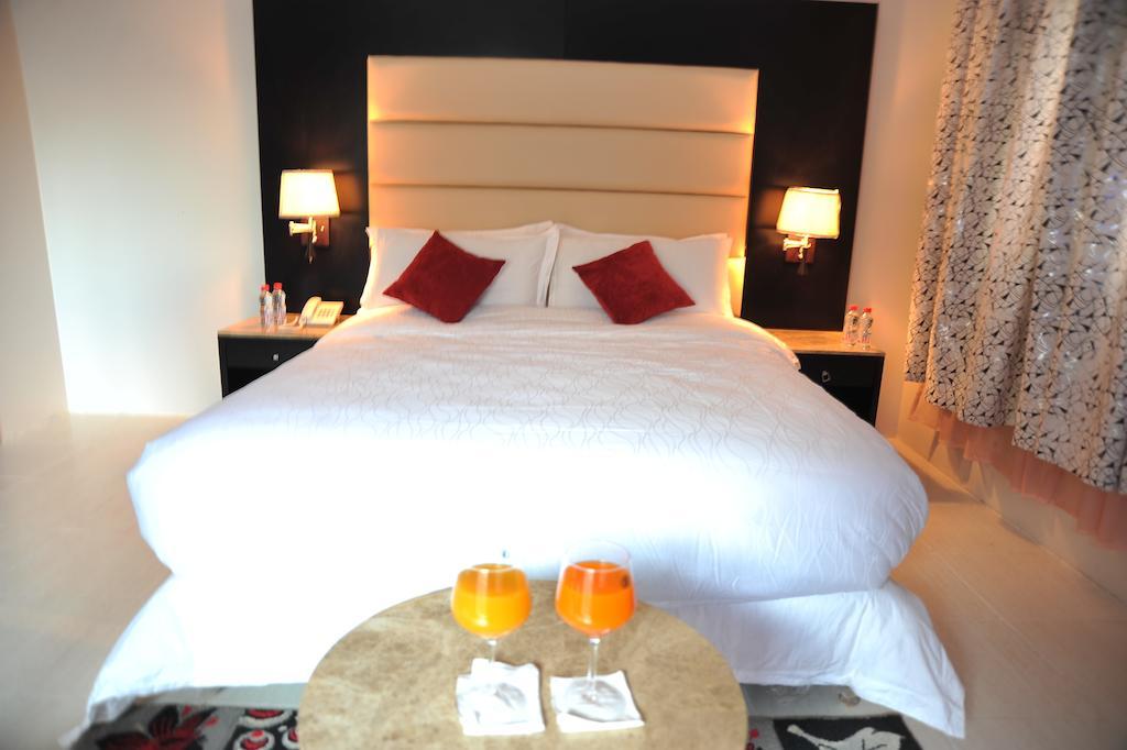 Janadriyah Suites 13 Nadinah Rum bild