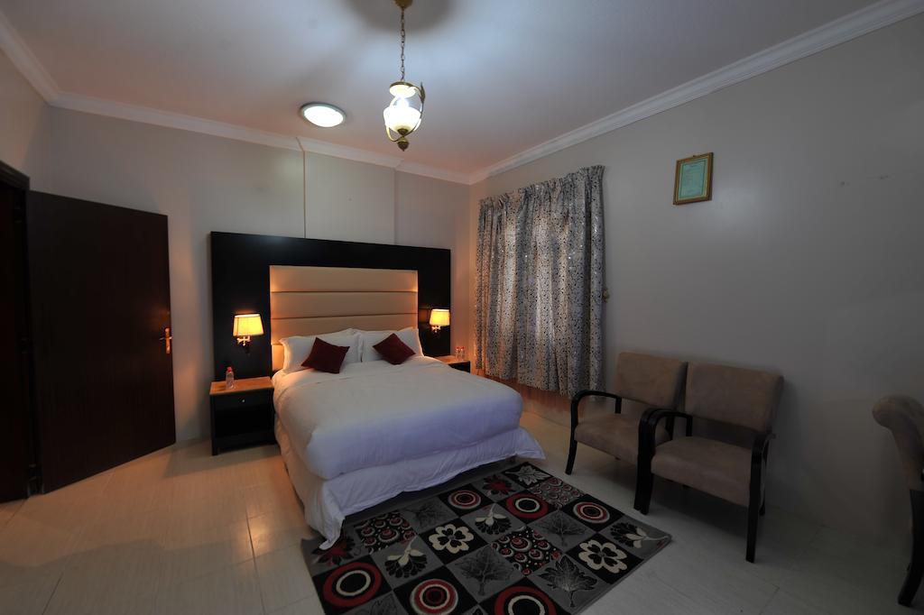 Janadriyah Suites 13 Nadinah Rum bild