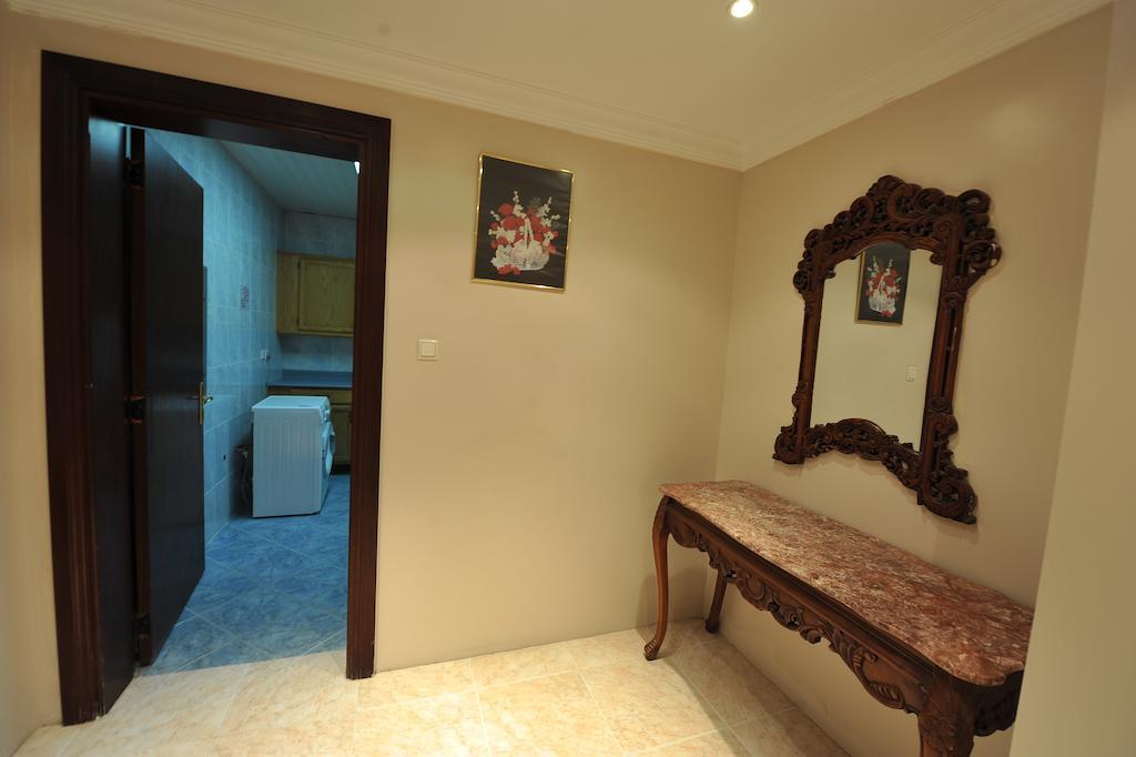 Janadriyah Suites 13 Nadinah Rum bild